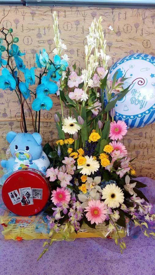 Peluche y globo con arreglo floral