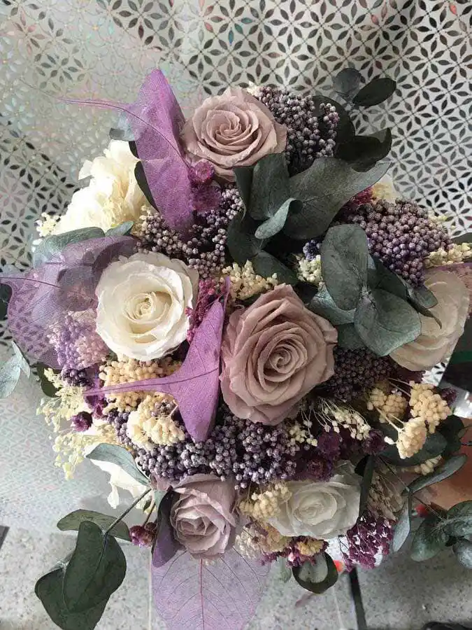 adorno floral morado