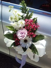 Floristería Hedu vehículo con arreglo floral