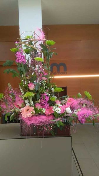 Arreglo floral en caja sobre mostrador
