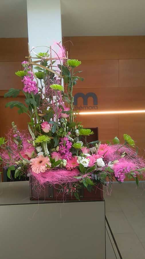 Arreglo floral en caja sobre mostrador
