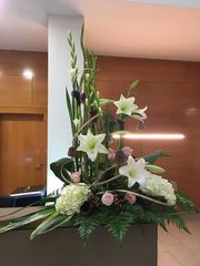 arreglo floral sobre mostrador 2