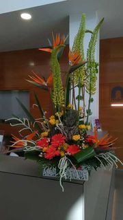 arreglo floral sobre mostrador