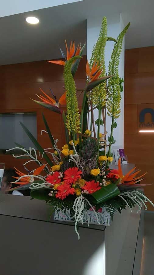 arreglo floral sobre mostrador