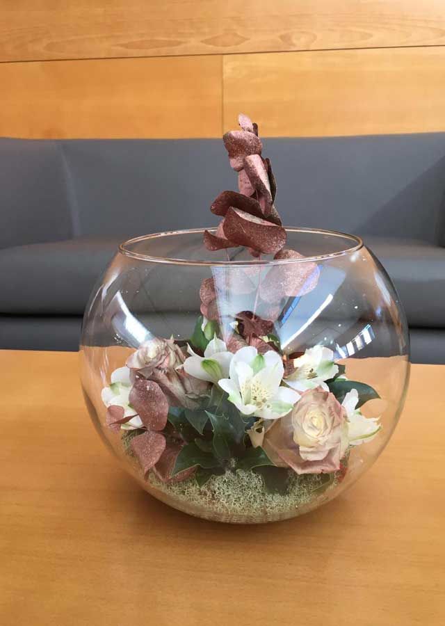arreglo decorativo de flores en vidrio