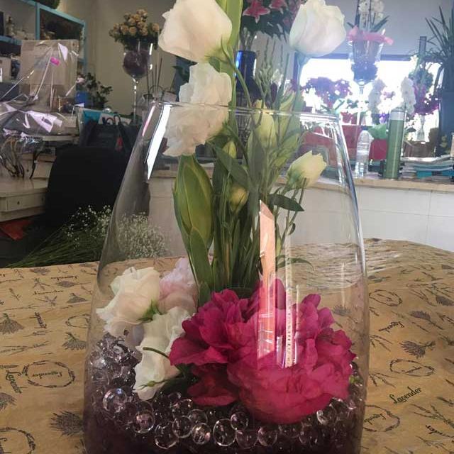 decoración floral en jarrón de vidrio