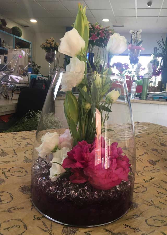 decoración floral en jarrón de vidrio