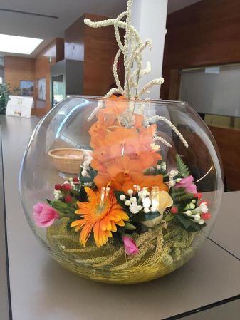 Floristería Hedu decoración de copa de vidrio con flores