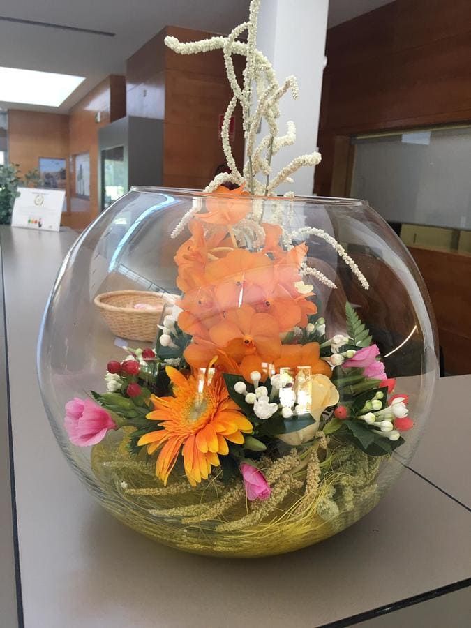 Floristería Hedu decoración de copa de vidrio con flores